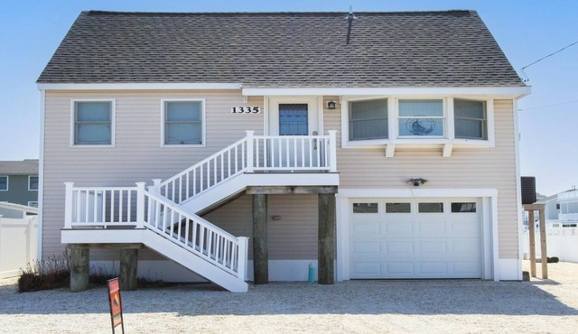 Single family. Waterfront. Boat Slip. Beach Haven West. Private yard. WIFI.