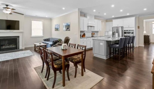Single Level, Open Floor Plan w/ Indoor Fire Place