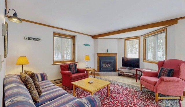 Ski-in/ski-out condo w/balcony, gas fireplace, mountain views, w/d, wifi