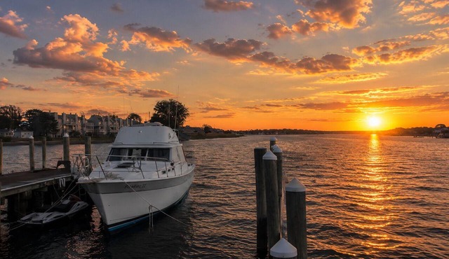 Sleep on the water! Cozy Yacht Experience 5 mins from the beach.