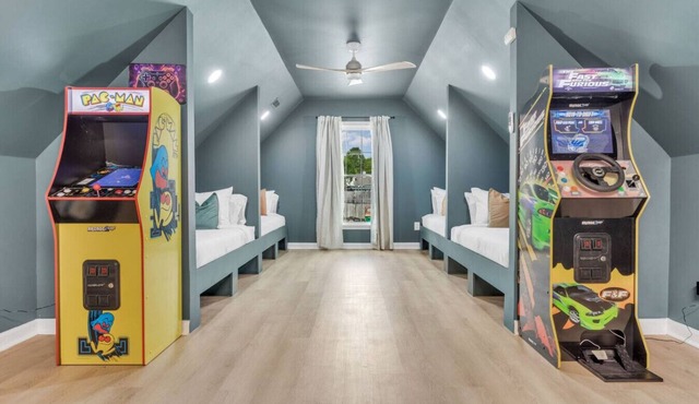 Sleeps 10, Putt Putt Course, Arcades & Cul-de-sac