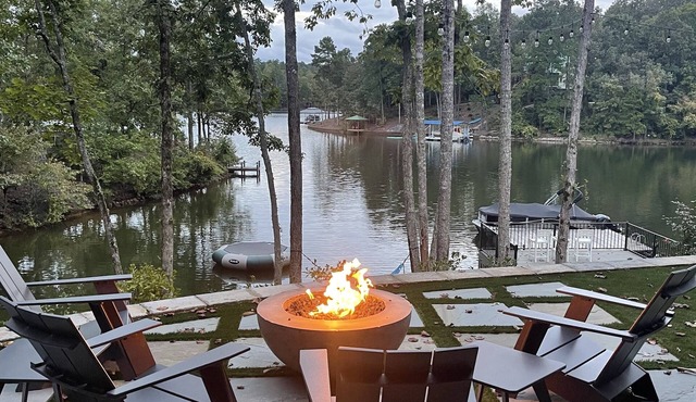 Sleeps 12. 3 private bedrooms, bunkroom. Sidewalk to dock, no steps Water toys