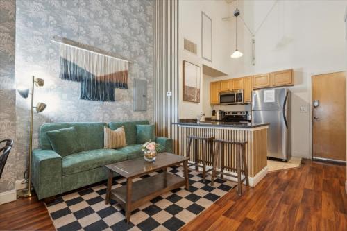 Sleeps 4! 2BR, Gym, Paid Parking, Close to Major Attractions
