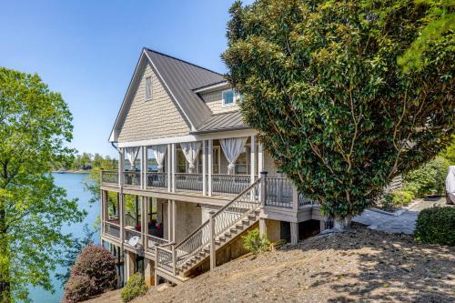 Smith Lake Luxe Retreat | Pool, Coffee & Cocktails