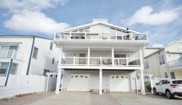 South end Townsend Inlet Beachblock townhome is located only 7th from the ocean!