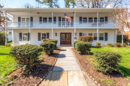 Southern-Style Home w/Luxe Kitchen: 15 Min to DC!