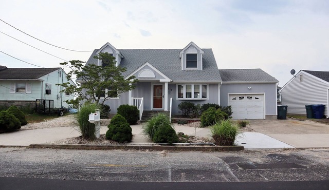 Spacious Waterfront Vacation Home, 4 Bedrooms, Sleeps 12