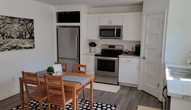 Spacious 1 BR Carriage House - 2 min walk to Missouri Star