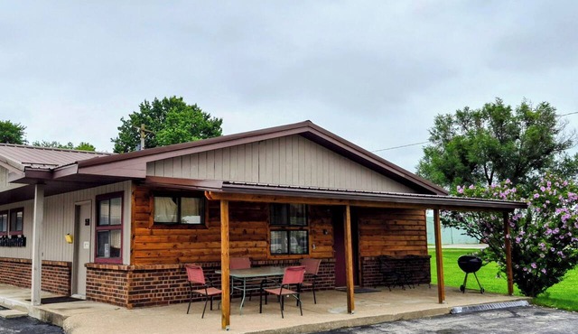 Spacious 2-bedroom apartment, boat parking, with patio in Monroe City no pets