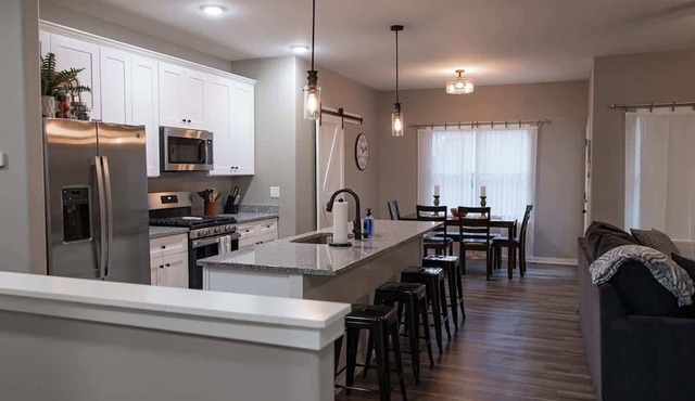 Spacious 3 bedroom condo with King Master Suite in Sycamore