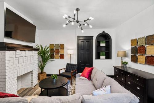 Spacious 3BR, 3BA Philly Retreat for 8 with Free Parking