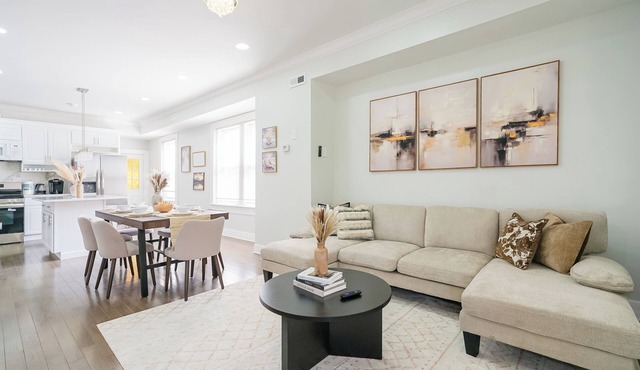 Spacious 3BR/3BA - Sleeps 7 - 10 Min to Stadium