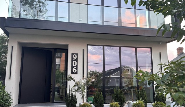 Spacious 4-bedroom building with AC in peaceful Arlington