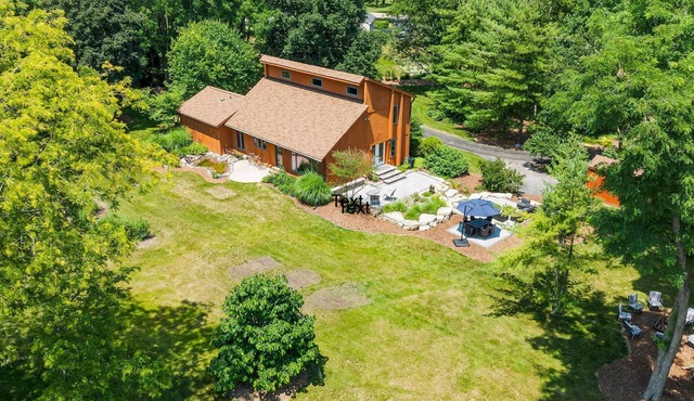 Spacious 4-bedroom getaway with beautiful patio garden & fitness room, Wifi