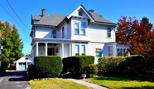 Spacious 4-bedroom house in quaint Plainfield with AC And WiFi