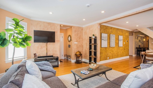 Spacious 4-bedroom house in charming Chicago with Game room and outdoor dining
