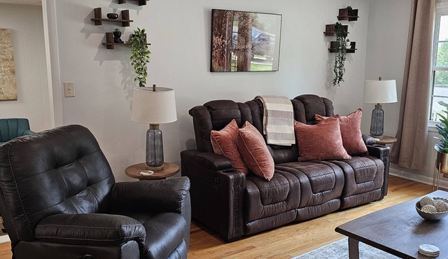 Spacious 4-bedroom house with Galleria Pet-friendly. Fully fenced backyard.