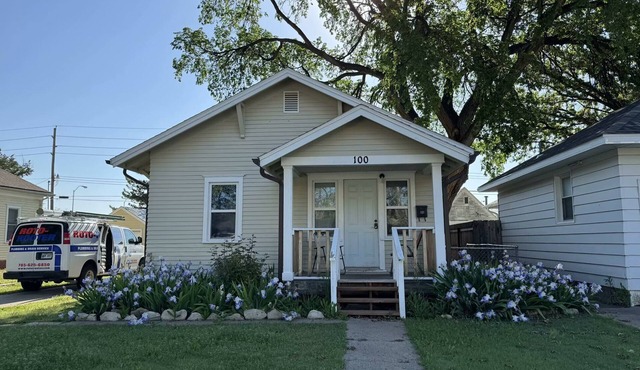 Spacious 4-bedroom house in charming Hays with AC comfort