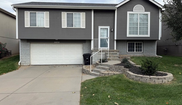 Spacious 4-bedroom house in tranquil Omaha with AC