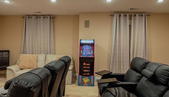 Spacious 4BR Retreat - 2 Masters + Theater/Lounge - Sleeps 10-12
