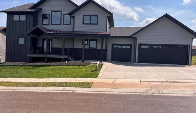 Spacious 5-bedroom golf course house, exit 17 10 minutes to Deadwood or Sturgis