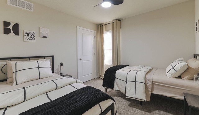 Spacious 5-bedroom house with AC and WiFi in fantastic NE Ankeny
