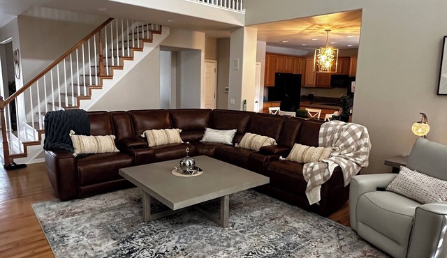 Spacious 5-bedroom house in enchanting Aurora with AC, WiFi