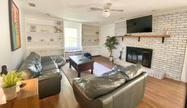 Spacious 5 Bedroom Roman Charm