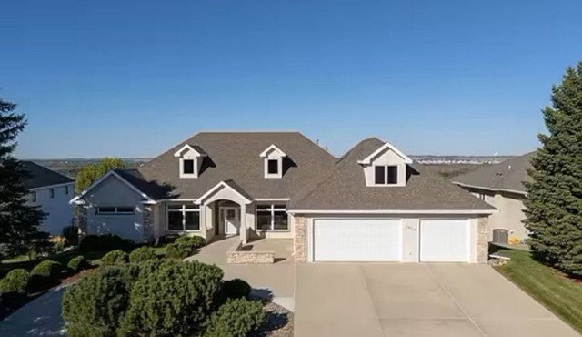 Spacious 5BR River Retreat - Pool, Sauna, Golf & Stunning Views