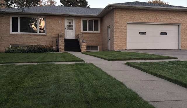 Spacious 6-bedroom house in Bismarck with WiFi, AC, and pet friendly!