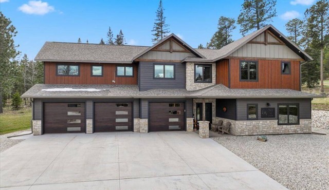 Spacious 6-bedroom house in Powder House with Theater Room, Hot Tub, Paved Roads
