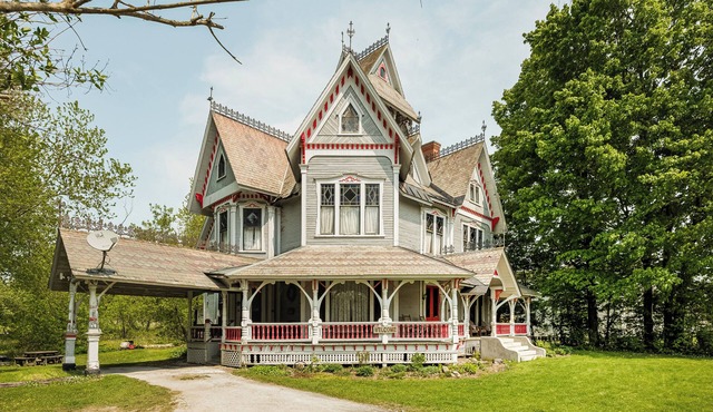 Spacious 7 bedroom.Jay peak has a waterpark. Canoe and kayaking across the road.