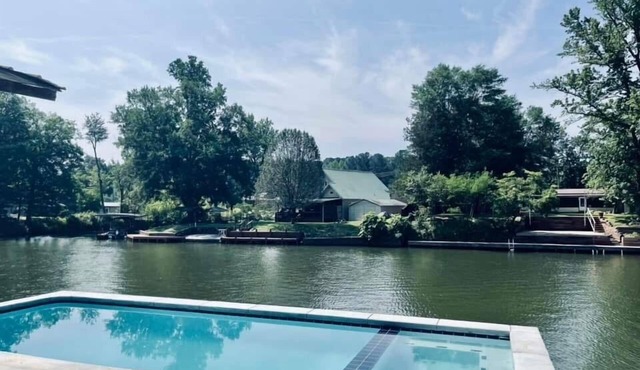 Spacious 8-bedroom house on beautiful Lake Hamilton w pool & theater room in Mountain Pine