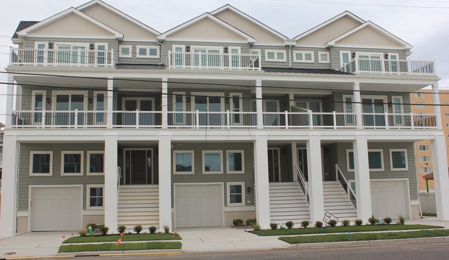 Spacious beachblock house with pool, oceanview, 4 decks near boardwalk
