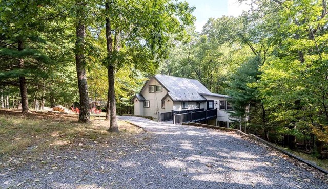 Spacious Cabin with Fire Pit, Arcade Games, and Resort Access, the Perfect Base for Outdoor Adventures in Hedgesville, West Virginia