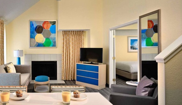 Spacious Good-Value Accommodation! w/ Pool, Pet-Friendly, Near Surf Road Beach