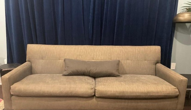 Spacious Guest Suite - Private Entrance From Street