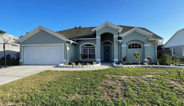 Spacious heated Pool Home with Smart TVs and Pool Table. in Riverview