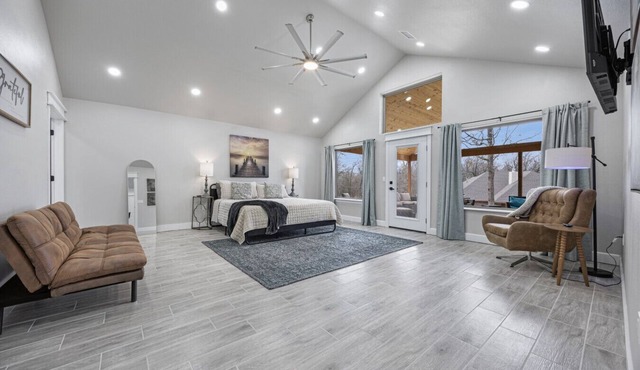 Spacious home for 12! Less than 5 minutes to Nichols Point Boat Ramp!