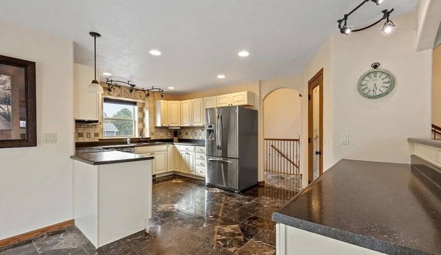 Spacious Home with Hot tub and Fire Pit Table-5 minutes from Rapid City