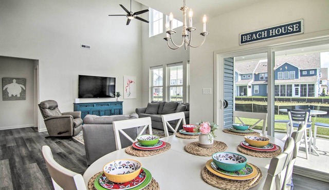 Spacious House: Pool Access Nearby & 4 Mi to Beach