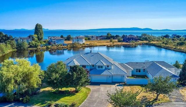 Spacious King Bedroom plus a Sunny Queen bedroom with Great Views in POINT ROBERTS