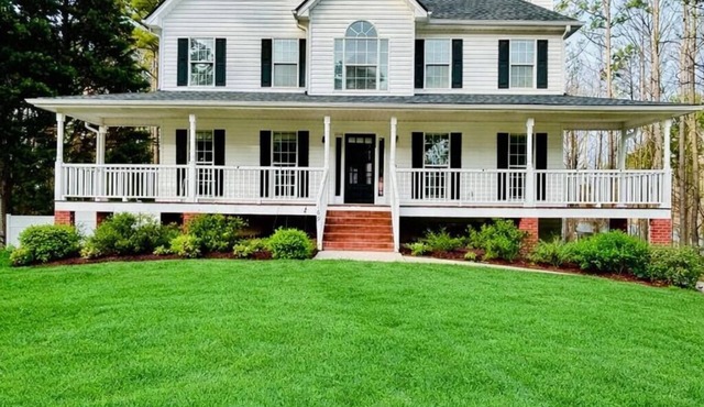 Spacious king suite house in peaceful Dallas GA. Very quietly