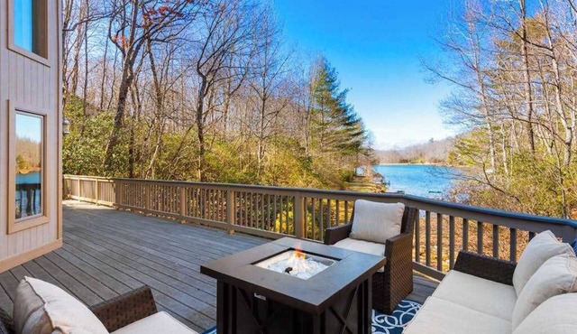 Spacious lake home with firepit, 3 fireplaces, pool table & shared amenities