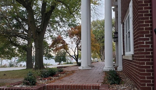 Spacious living captivating views overlooking the lake. With AC and Wi-Fi.