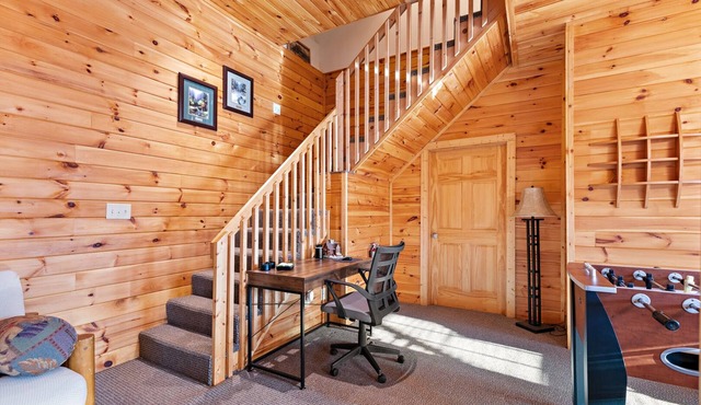 Spacious Log Cabin Near Hiking Trails