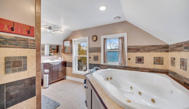 Spacious Luxe 4Br,2ba Retreat w/Jacuzzi Tub ,Free Parking &9min Walk to Downtown in Wallingford
