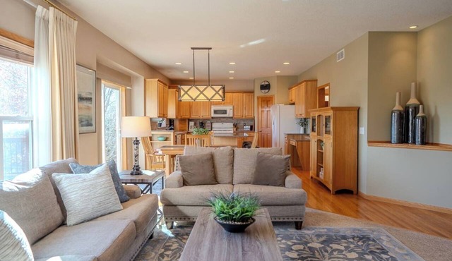 Spacious Modern 5-Bed Home – Near Twin Cities