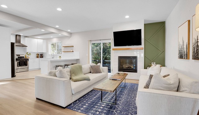 Spacious Modern Townhouse w/Private Rooftop Deck