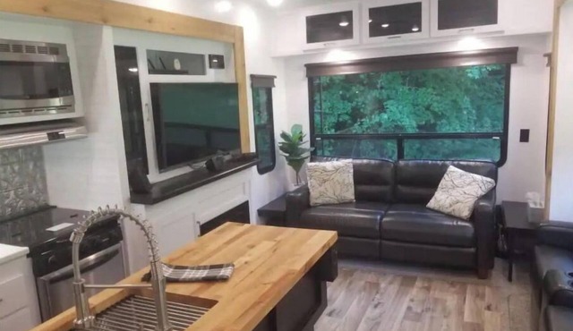 Spacious, private 5th wheel camper in Cleveland